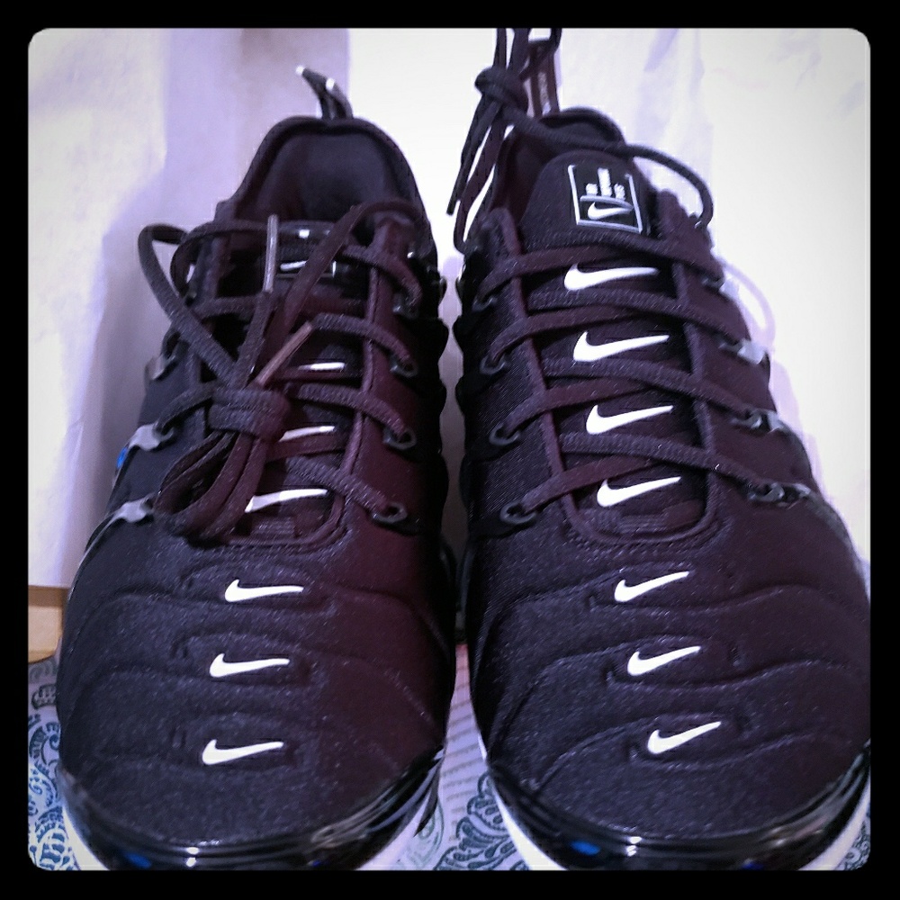 NIKES VAPORMAX PLUS  SIZE 9